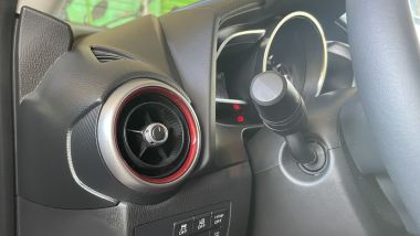 Mazda2 e-Skyactiv Homura: i dettagli rossi dell'allestimento Homura