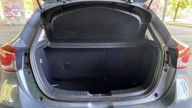 Mazda2 e-Skyactiv Homura: il bagagliaio è piccolo e profondo