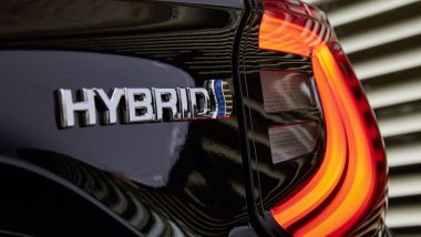 Mazda2 Hybrid: anche il logo sa di Toyota
