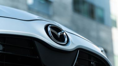 Mazda2 Hybrid, il logo di Mazda al posto di quello familiare di Toyota