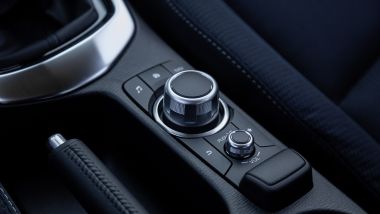 Mazda2 mild hybrid 2022: il selettore per muoversi nell'infotainment