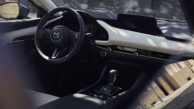 Mazda3 2024, il posto di guida con il nuovo schermo centrale da 10,25''
