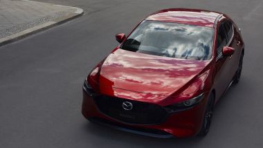 Mazda3 2024, visuale di 3/4 anteriore