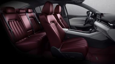 Mazda6 2021, edizione 100th Anniversary: gli interni in pelle rossa