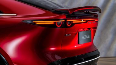 Mazda6e, lo spoiler elettrico esteso