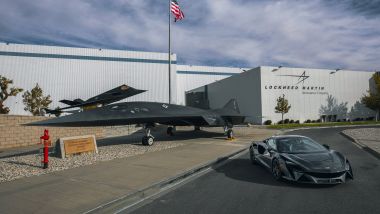 McLaren Artura davanti alla Darkstar di Tor Gun: Maverick