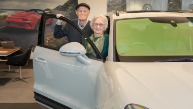 Meglio tardi che mai: Derek e Audrey posano con la loro nuova Macan