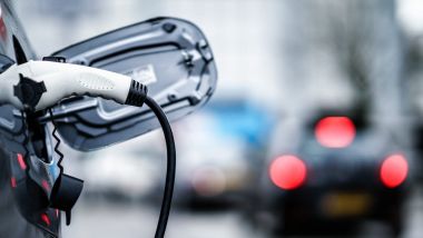 Mercato auto 2025: crescono ibride ed elettriche, precipita il Diesel