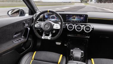 Mercedes-AMG A 45 S 4matic+ 2020: il volante è in alcantara