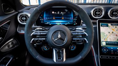 Mercedes-AMG C 63 S E-Performance, il volante