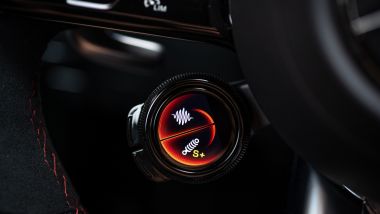 Mercedes-AMG GT Coupé4 E Performance, uno dei manettini con display incorporato