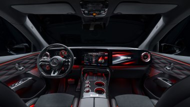 Mercedes-AMG GT SUV: l'abitacolo sportivo ospitale per cinque e con finiture di pregio