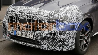 Mercedes AMG: l'ampia griglia e il nuovo design dei fari celato dalla pellicola mimetica