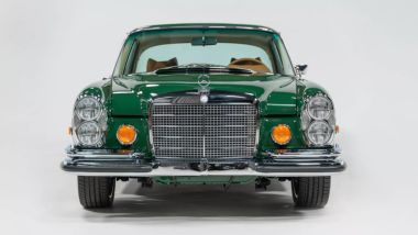 Mercedes-Benz 280 SE 1969: design originale con dettagli fedeli all'epoca e restaurati
