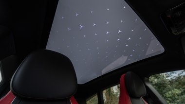 Mercedes-Benz CLA Shooting Brake EQ: il tetto panoramico con le stelline illuminate