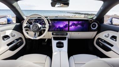 Mercedes-Benz CLA Shooting Brake EQ: plancia con sistema MBUX Superscreen e tre display