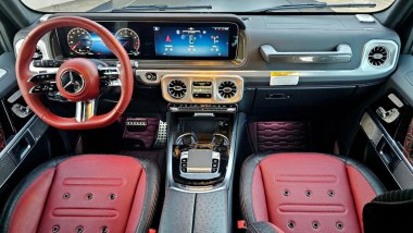 Mercedes-Benz Classe G: l'abitacolo modificato con rivestimenti di pelle rossa e nera
