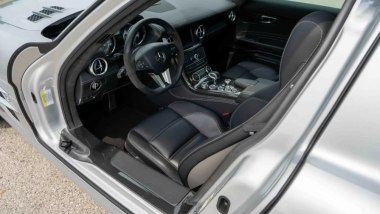 Mercedes-Benz SLS AMG 2012: gli interni dell'auto venduta da Bring a Trailer