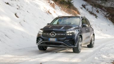 Mercedes-Benz SUV Winter Experience 2025: una Classe GLE si disimpegna sulla neve