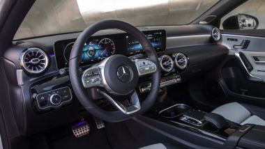 Mercedes Classe A Sedan: la plancia con il display del sistema infotainment