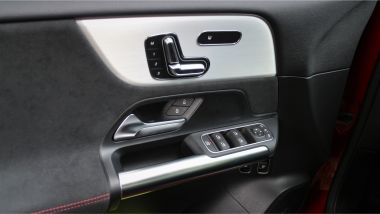 Mercedes Classe B 250 e plug-in hybrid, le regolazioni del sedile sul pannello porta