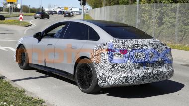 Mercedes Classe C EQ: i prototipi camuffati durante i test su strada