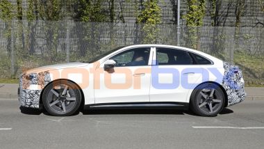 Mercedes Classe C EQ: sotto le pellicole mimetiche un design aerodinamico