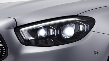 Mercedes Classe E 2020: un tratto inedito della berlina tedesca: i proiettori a LED