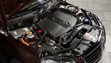 Mercedes Classe E 300 BlueTec Hybrid, la batteria nel vano motore