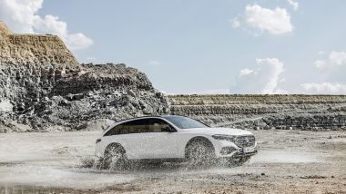 Mercedes Classe E All Terrain 2024 è a metà strada tra una station wagon e un SUV
