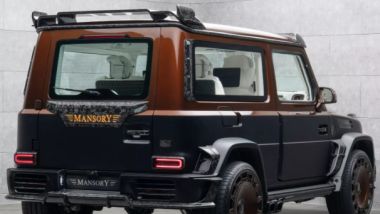 Mercedes Classe G Mansory: al posteriore ci sono diffusore maggiorato e spoiler sul tetto