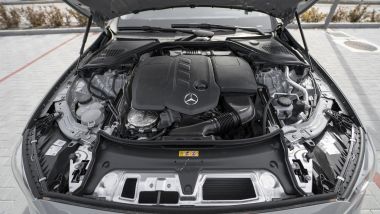Mercedes E220d 4Matic station wagon, il vano motore