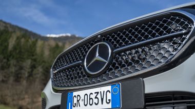 Mercedes E220d 4Matic station wagon, la griglia anteriore