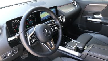 Mercedes EQA 2021, l'abitacolo del SUV 100% elettrico 