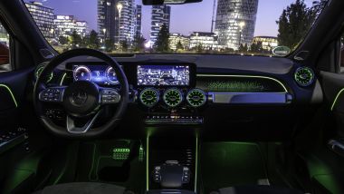 Mercedes EQB Tech Edition, gli interni con le luci ambientali