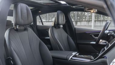 Mercedes EQE 350+: i sedili anteriori, con infinite regolazioni elettriche