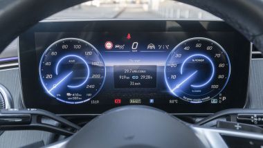 Mercedes EQE 350+: il cruscotto digitale