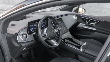 Mercedes EQE 350+: il posto guida