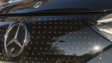 Mercedes EQE 350+: la calandra chiusa con le stelle decorative