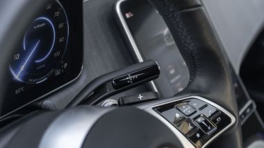 Mercedes EQE 350+: la leva del cambio a destra