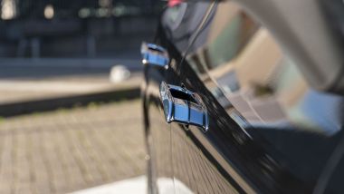 Mercedes EQE 350+: le maniglie a scomparsa