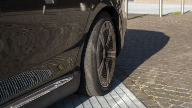 Mercedes EQE 350+: le ruote posteriori sterzanti