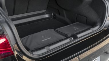 Mercedes EQE 350+: le valigie per i cavi di ricarica