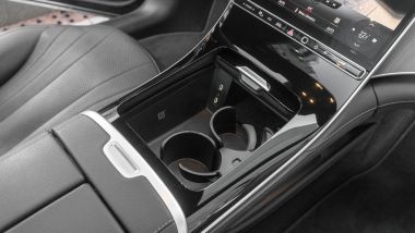 Mercedes EQE 350+: pratica e ricca di vani portaoggetti