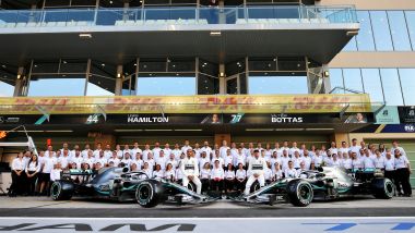 Mercedes, foto di gruppo per il team campione del mondo costruttori F1 2019