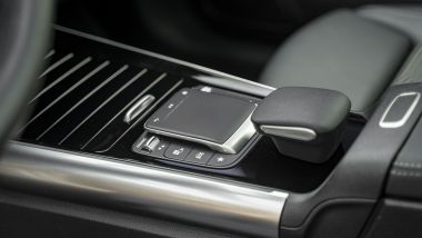 Mercedes GLA, il touch pad tra i sedili: la leva del cambio automatico è al volante