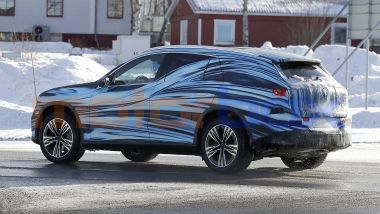 Mercedes GLC EV: debutto nel 2026 con capacità di ricarica fino a 320 kW