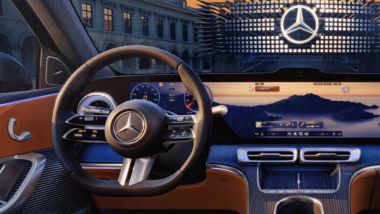 Mercedes GLC EV: la plancia integra tre display per cruscotto, infotainment e passeggero