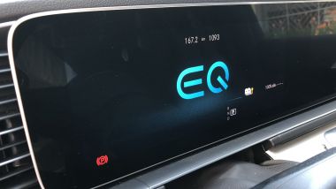 Mercedes GLE 350 de 4matic: il display con il logo EQ dei modelli elettrificati