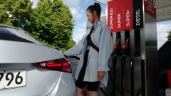 Mercedes: il rifornimento di benzina? Paga l'auto in automatico
